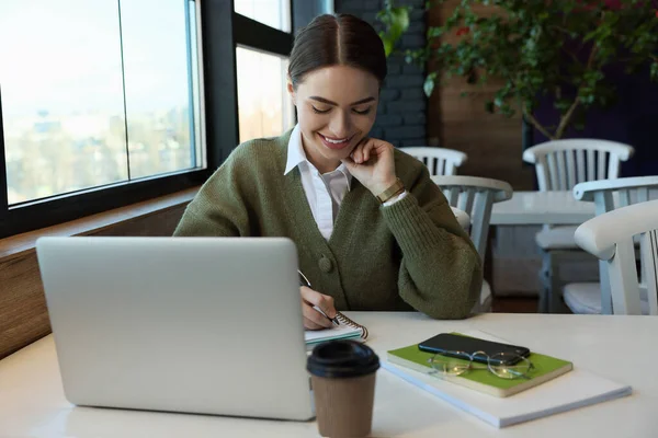 Joven Estudiante Con Portátil Estudiando Mesa Cafetería — Foto de Stock