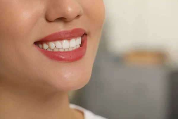 Mujer Joven Feliz Con Dientes Blancos Sobre Fondo Borroso Primer —  Fotos de Stock