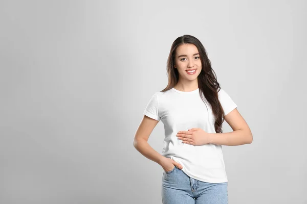 Mulher Saudável Feliz Tocando Sua Barriga Fundo Cinza Claro Espaço — Fotografia de Stock