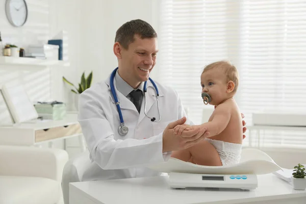 Pediatrician Weighting Cute Little Baby Clinic — Stock Photo, Image