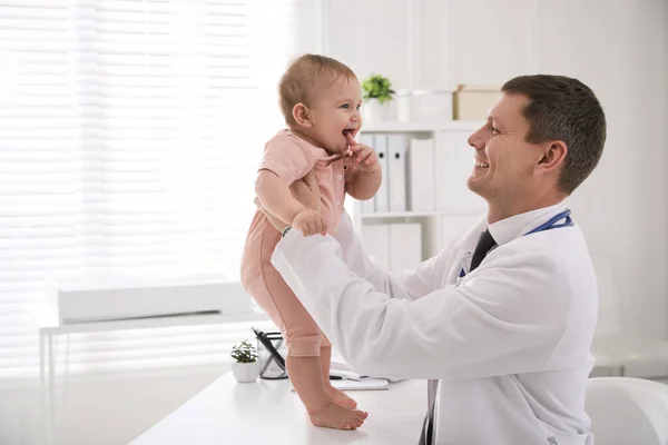 소아과 의사가 진료소에서 귀여운 아기를 진찰하고 — 스톡 사진