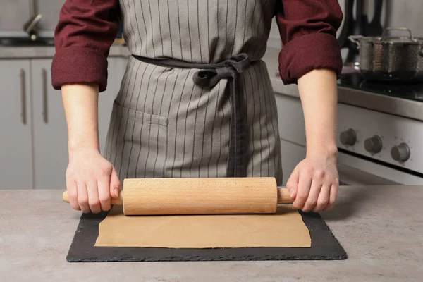 Donna Pasta Rotolante Con Spilla Legno Tavola Cucina Primo Piano — Foto Stock