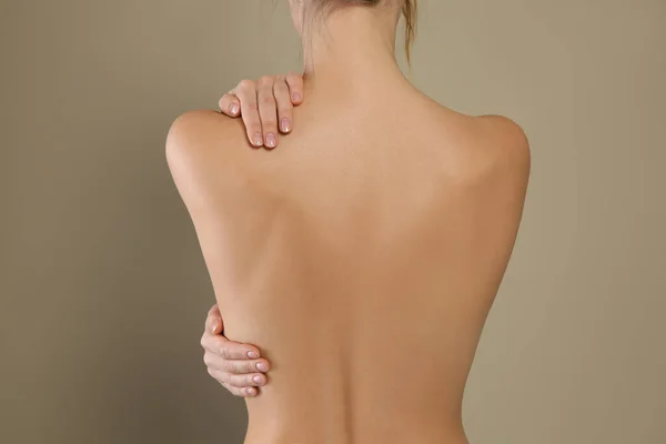 Rückenansicht Einer Frau Mit Perfekt Glatter Haut Auf Beigem Hintergrund — Stockfoto