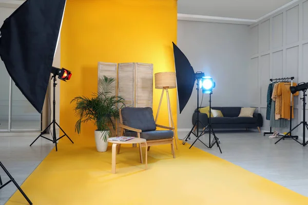 プロの機器と写真スタジオでスタイリッシュな家具 — ストック写真
