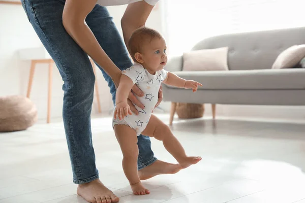 Père Soutenir Fille Bébé Alors Elle Apprend Marcher Maison — Photo