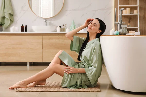 Mulher Bonita Sentada Perto Banheira Banheiro — Fotografia de Stock