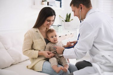 Anne ve bebek doktoru kliniğe geliyor.