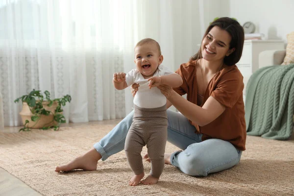 Madre Apoyando Hija Mientras Aprende Caminar Casa — Foto de Stock