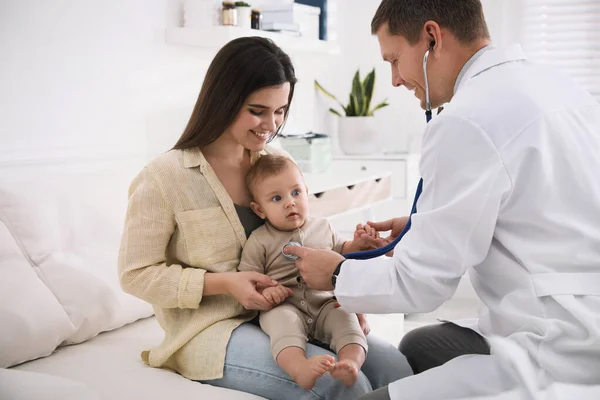 Moeder Met Haar Schattige Baby Bezoek Kinderarts Kliniek — Stockfoto