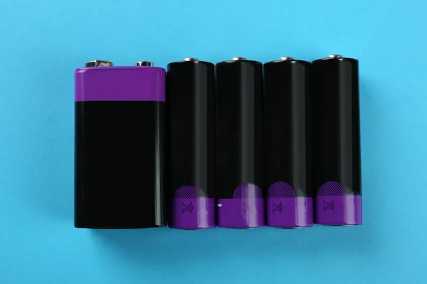Olika Batterier Turkos Bakgrund Platt Låg — Stockfoto