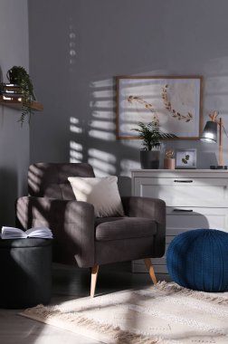 Odada farklı puf ve koltuk şekilleri var. Ev tasarımı