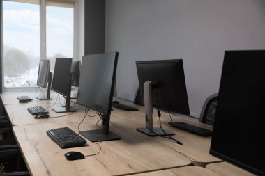 Açık uzay ofisindeki birçok modern bilgisayar