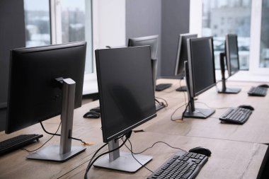 Açık uzay ofisindeki birçok modern bilgisayar