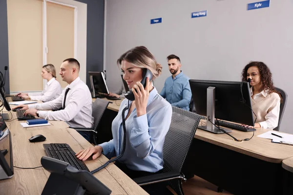 Operadores Call Center Trabalhando Escritório Moderno — Fotografia de Stock