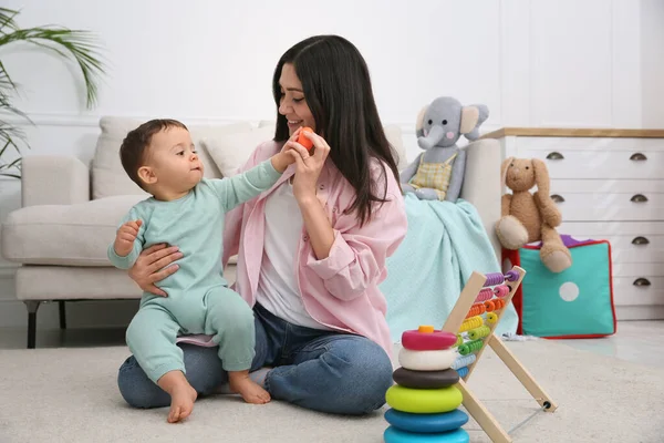 Carino Bambino Ragazzo Giocare Con Madre Giocattoli Sul Pavimento Casa — Foto Stock