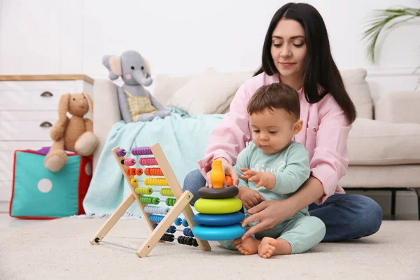 Niedliche Baby Junge Spielt Mit Mutter Und Spielzeug Auf Dem — Stockfoto