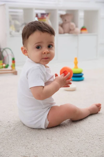 Lindo Bebé Niño Jugando Con Juguete Suelo Casa — Foto de Stock