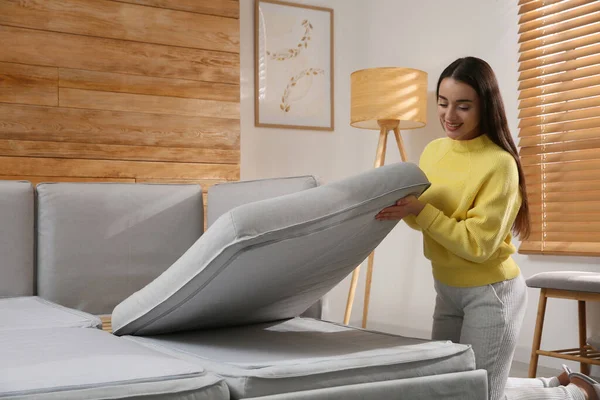 Молодая Женщина Разворачивает Диван Кровать Комнате Современный Дизайн — стоковое фото