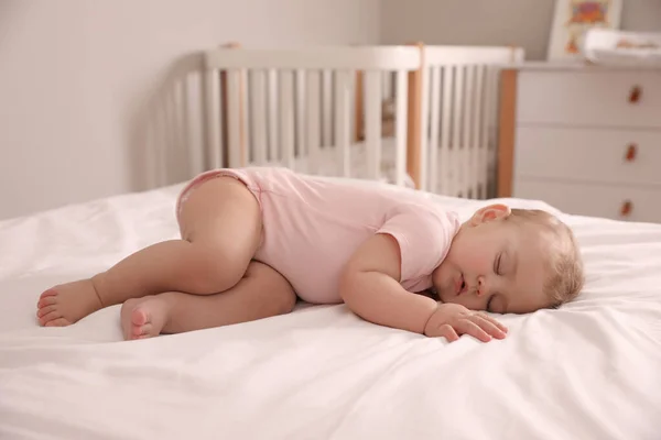 Adorável Bebê Dormindo Cama Casa — Fotografia de Stock