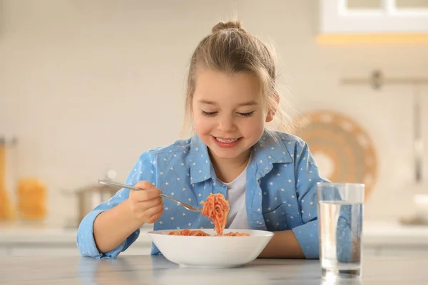 Menina Bonito Comer Massa Saborosa Mesa Cozinha — Fotografia de Stock