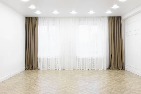 Κενό Δωμάτιο Λευκούς Τοίχους Μεγάλο Παράθυρο Και Ξύλινο Πάτωμα — Φωτογραφία Αρχείου