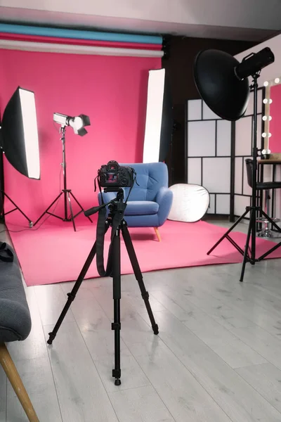 Stylowy Niebieski Fotel Studio Fotograficznym Profesjonalnym Sprzętem — Zdjęcie stockowe