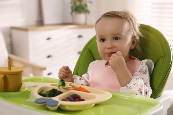 かわいい赤ちゃんは家で食事をしながらビブを着て — ストック写真