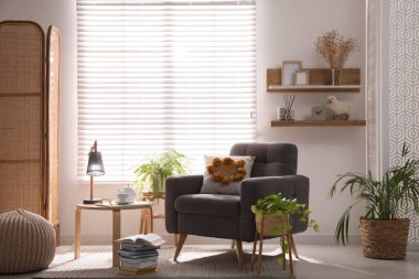 Dinlenmek için rahat bir yer. Pencere kenarındaki oda da koltuk var.