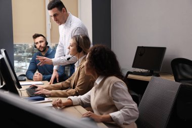 Modern ofiste çalışan çağrı merkezi operatörleri