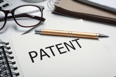 Kelime PATENT ile defter ve masa, yakın çekim