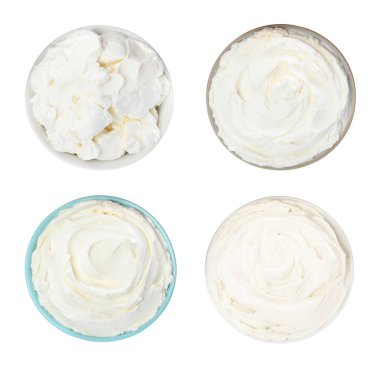 Beyaz arka planda taze krem peynir, üst manzara.