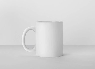 Beyaz arka planda boş seramik bardak. Tasarım için model