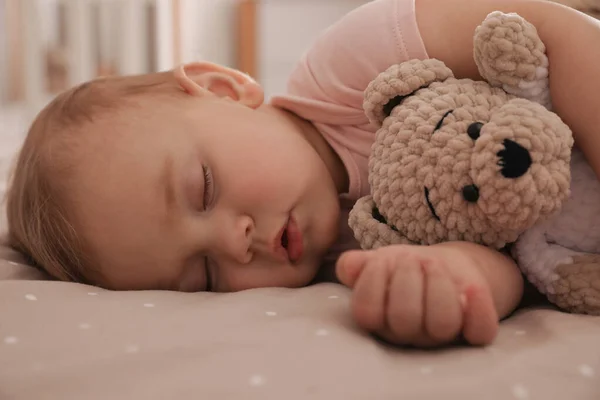 Bayi Kecil Yang Manis Dengan Mainan Beruang Tidur Tempat Tidur — Stok Foto
