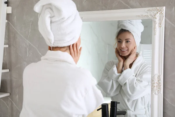 Όμορφη Γυναίκα Κοιτάζει Τον Εαυτό Της Στον Καθρέφτη Του Μπάνιου — Φωτογραφία Αρχείου
