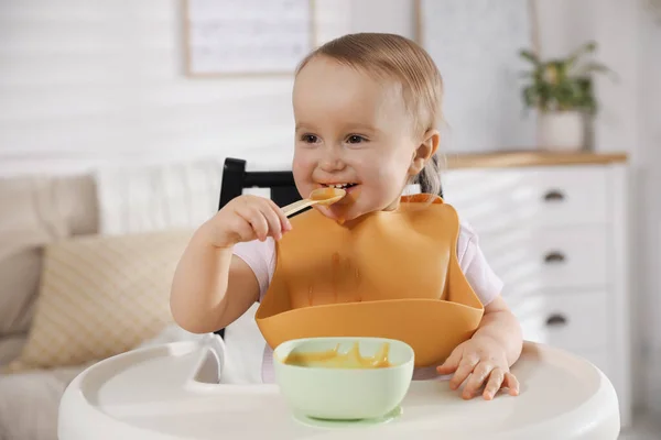 かわいい赤ちゃんは家で食事をしながらビブを着て — ストック写真