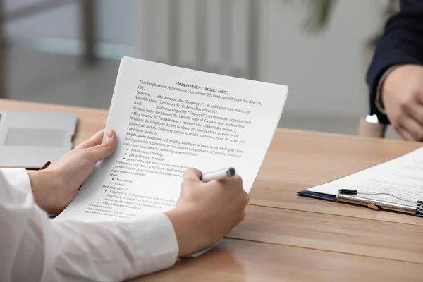 Vrouw Tekent Arbeidsovereenkomst Aan Tafel Functie Close Arbeidsovereenkomst — Stockfoto