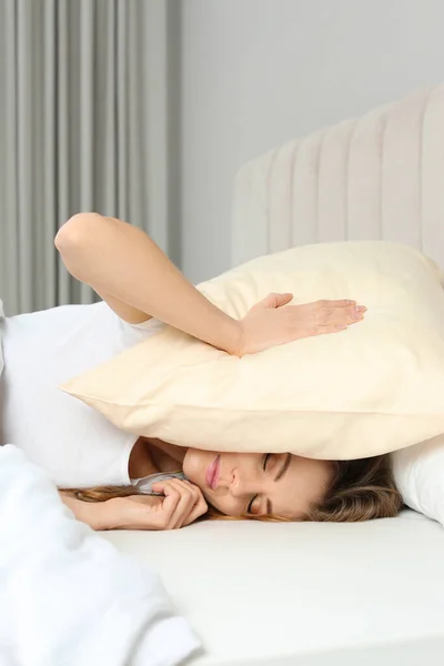 Mujer Sin Dormir Cubriendo Cabeza Con Almohada Cama Casa —  Fotos de Stock