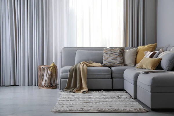 大きなグレーのソファ付きのリビングルームのインテリア — ストック写真