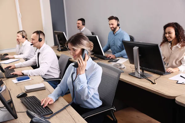 Operatorzy Call Center Pracujący Nowoczesnym Biurze — Zdjęcie stockowe