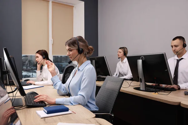 Callcenter Betreiber Mit Headsets Arbeiten Modernen Büros — Stockfoto