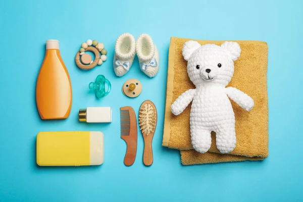 Composición Plana Con Productos Cosméticos Para Bebés Sobre Fondo Turquesa —  Fotos de Stock