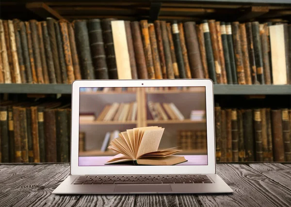Διαδικτυακή Βιβλιοθήκη Μοντέρνο Φορητό Υπολογιστή Ξύλινο Τραπέζι Και Ράφια Βιβλία — Φωτογραφία Αρχείου