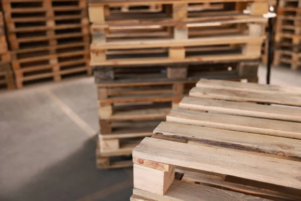 Viele Leere Holzpaletten Gestapelt Lager Großaufnahme Raum Für Text — Stockfoto