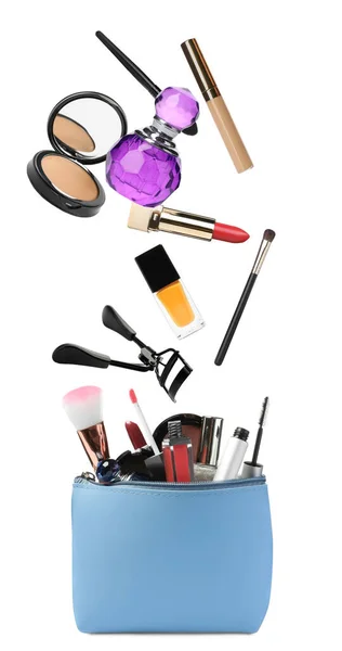 Diferentes Productos Maquillaje Que Caen Bolsa Cosméticos Con Estilo Sobre —  Fotos de Stock