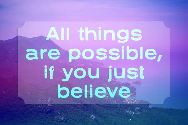 すべてのことが可能です あなただけ信じている場合 信仰の力についてのインスピレーションの引用 美しい山の風景に対するテキスト — ストック写真
