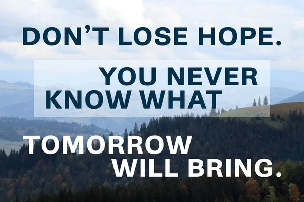 明日が何をもたらすかわからない希望を失うことはありません 自分自身と次の日への信念についてのインスピレーションの引用 美しい山の風景に対するテキスト — ストック写真