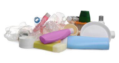 Beyaz arka plan üzerinde plastik çöp yığını