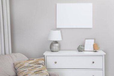 Odada dekor olan çekmecelerin üstündeki boş tuval. Tasarım için boşluk