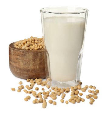 Bir bardak taze soya sütü ve beyaz arka planda fasulye.