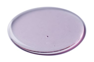 Beyaz arka planda şeffaf duş jeli örneği